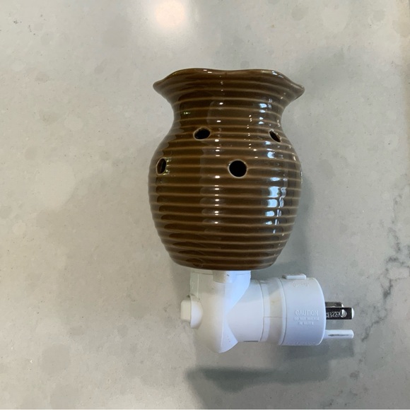 Scentsy brown plug in warmer - Picture 2 of 4